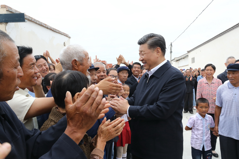 8月19日至22日，中共中央总书记、国家主席、中央军委主席习近平在甘肃考察。这是21日上午，习近平在武威市古浪县黄花滩生态移民区富民新村同村民亲切交谈。